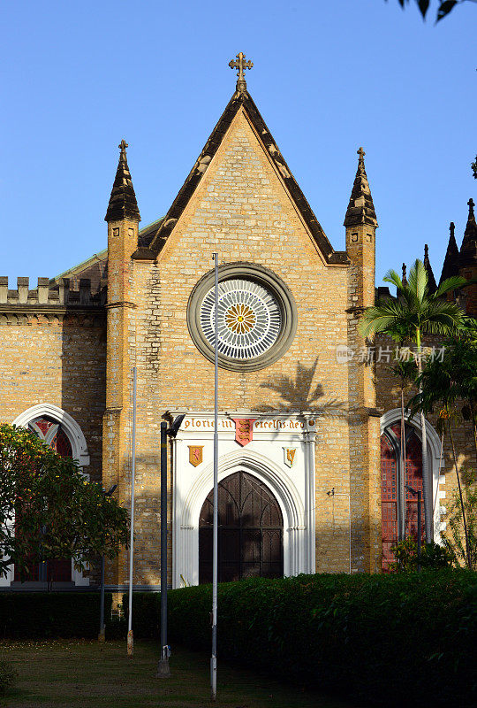 圣三一大教堂- façade有主入口和玫瑰窗，西班牙港，特立尼达和多巴哥